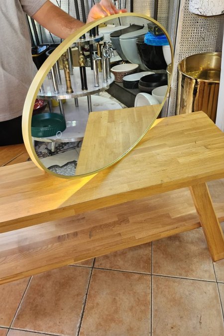 مرآة بيضاوية بإضاءة خلفية وإطار ذهبي